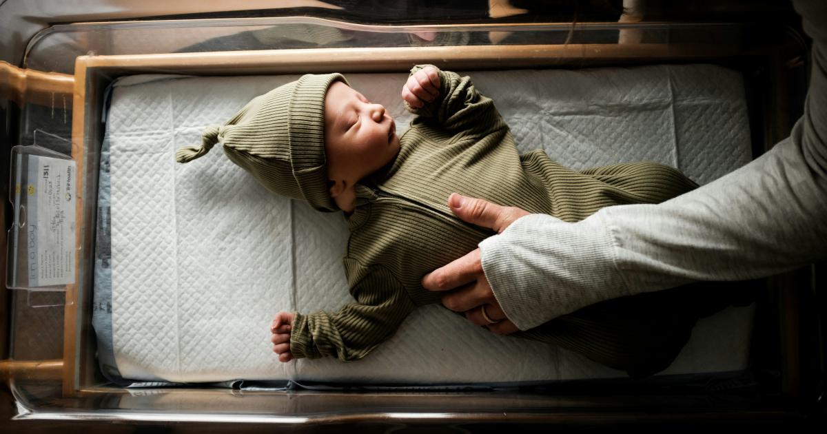 Bébé dans un berceau avec un matelas mousse