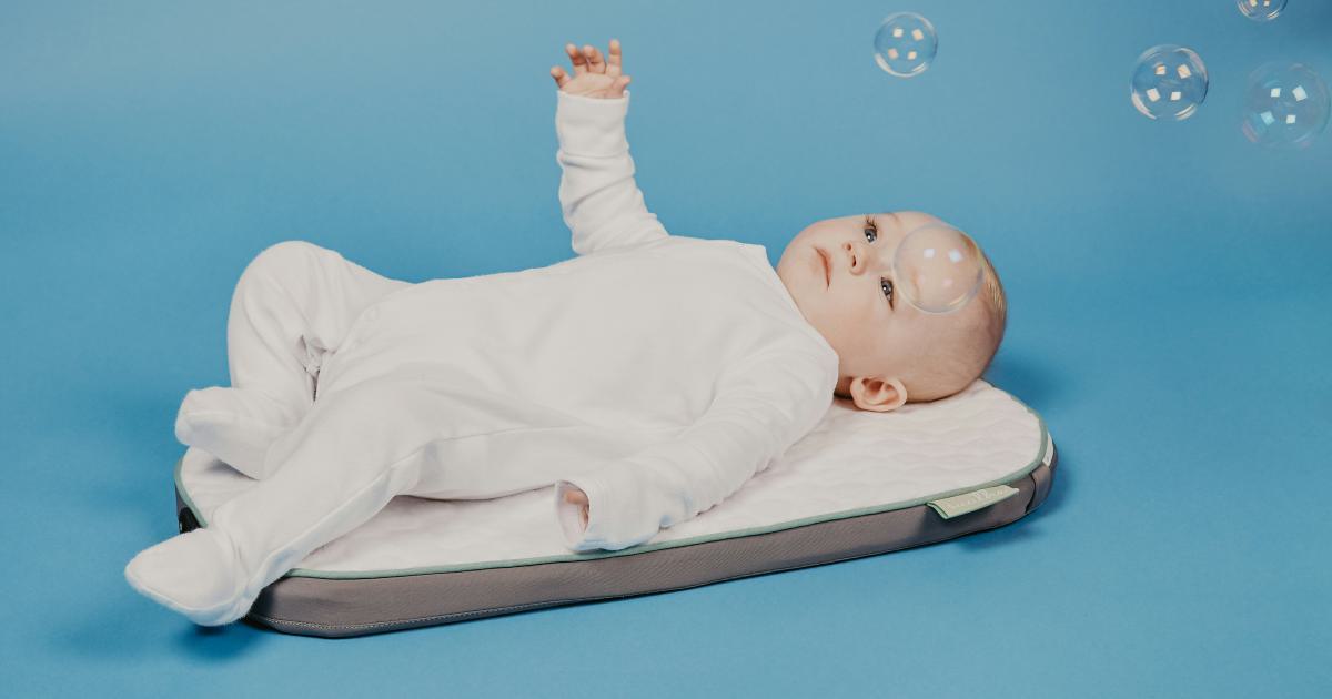 Bébé dormant sur un matelas mousse