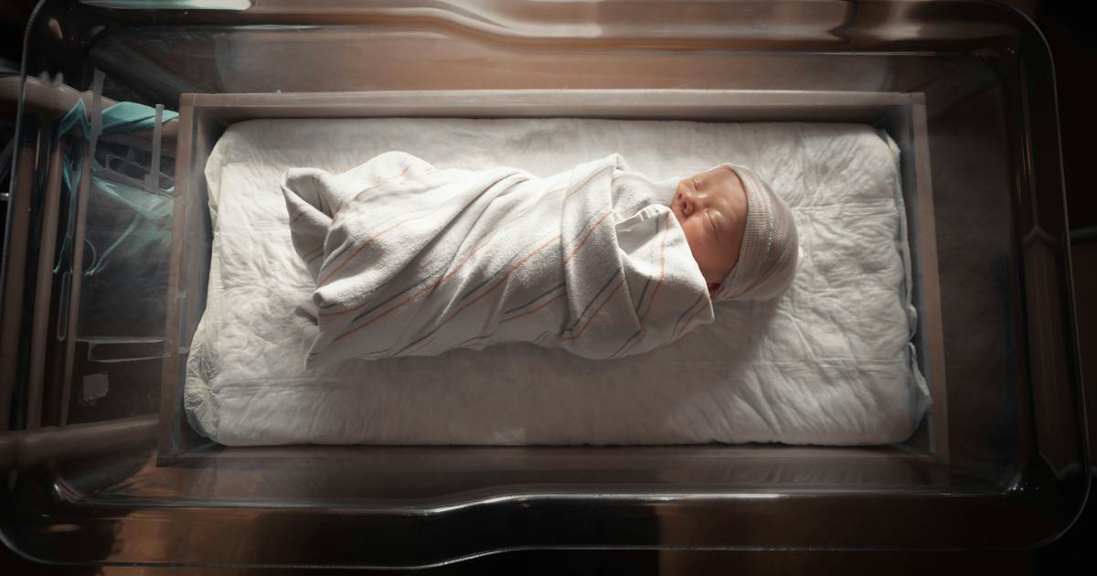Famille choisissant un matelas bébé premium en magasin