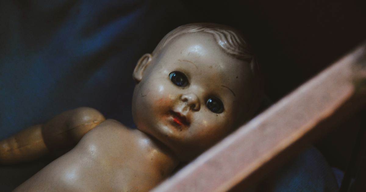 Bébé endormi sur un matelas bébé premium
