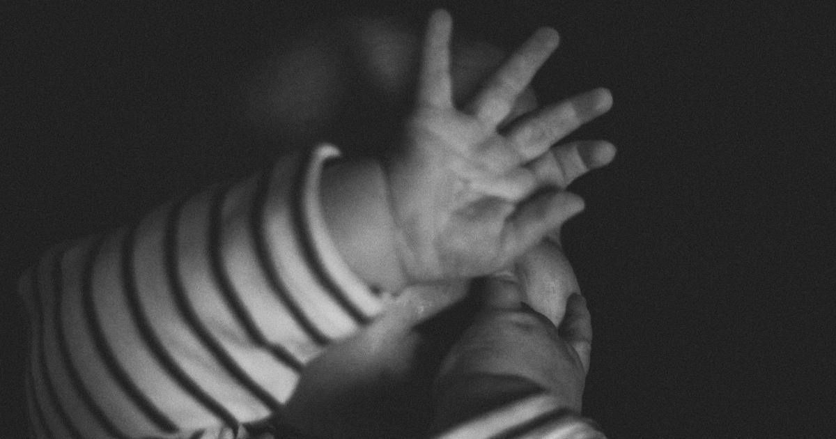 Gros plan sur l'entretien d'un matelas bébé premium