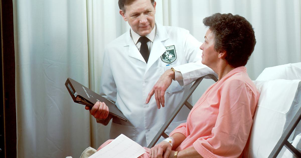 Ostéopathe examinant le dos d'un patient