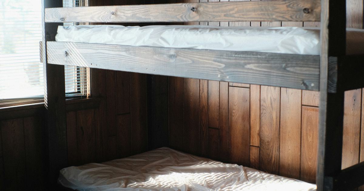 Coupe transversale d'un matelas king size montrant les canaux d'aération