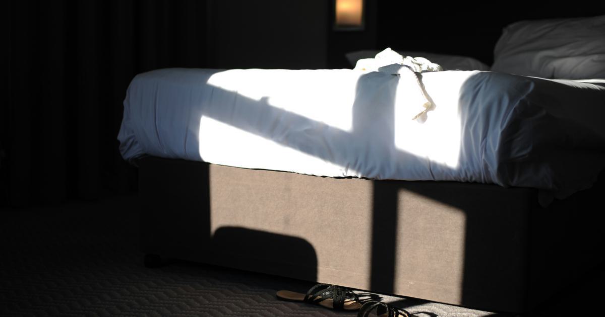 Personne confortablement allongée sur un matelas king size
