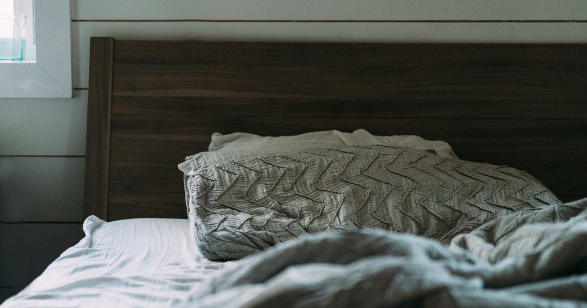 Personne se réveillant sur un matelas