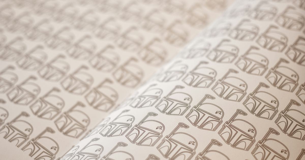 Gros plan sur un matelas king size avec motif étoilé