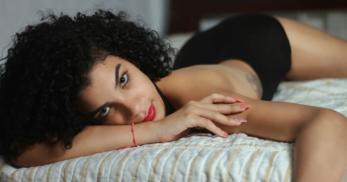 Femme assise sur un matelas king size