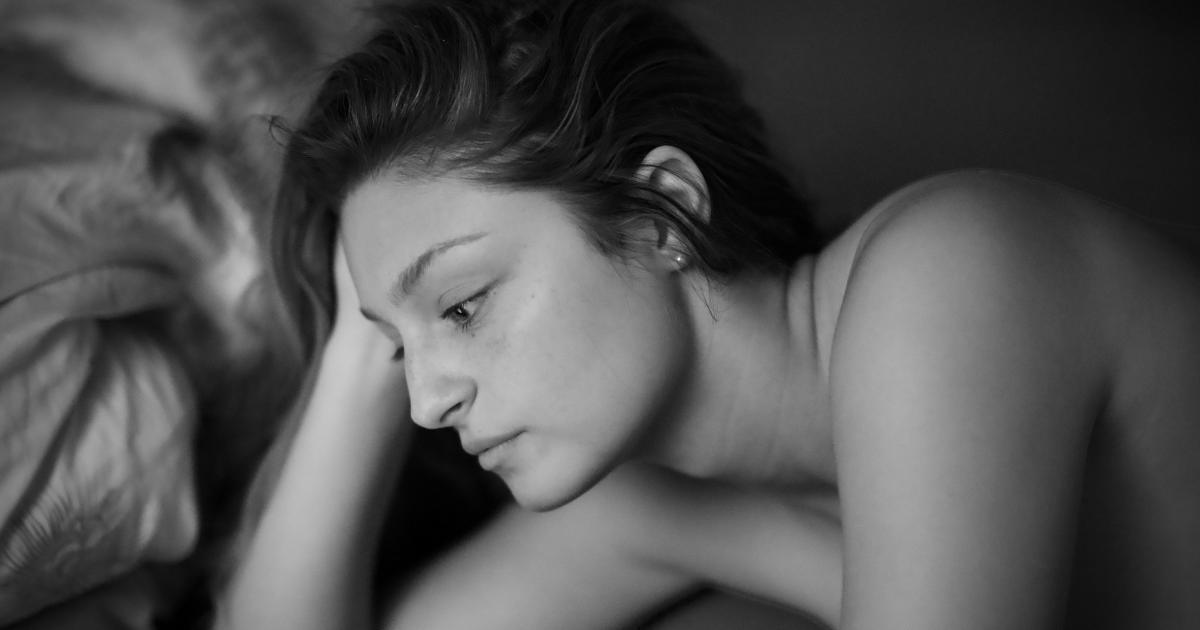 Femme endormie dans son lit