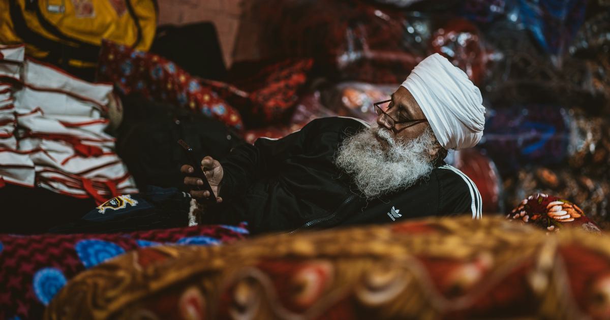 Homme allongé sur un matelas king size