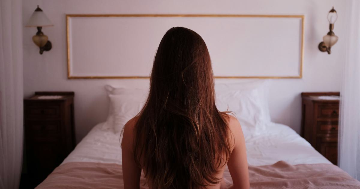 Femme mesurant la taille de son lit