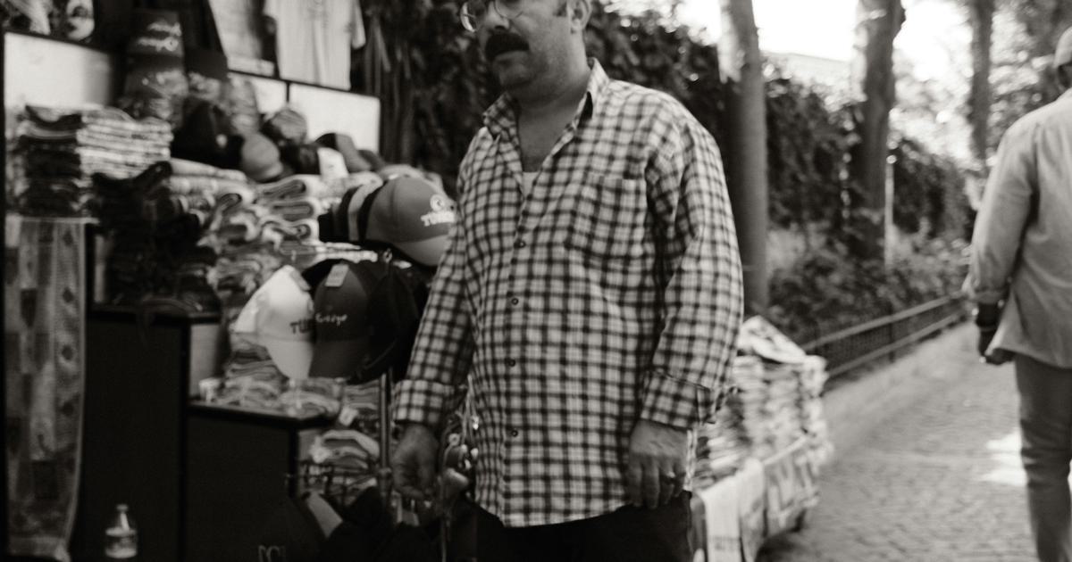 Homme de grande taille sur un grand matelas