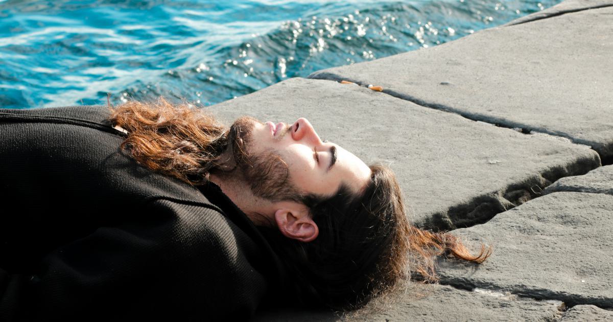 Homme dormant paisiblement