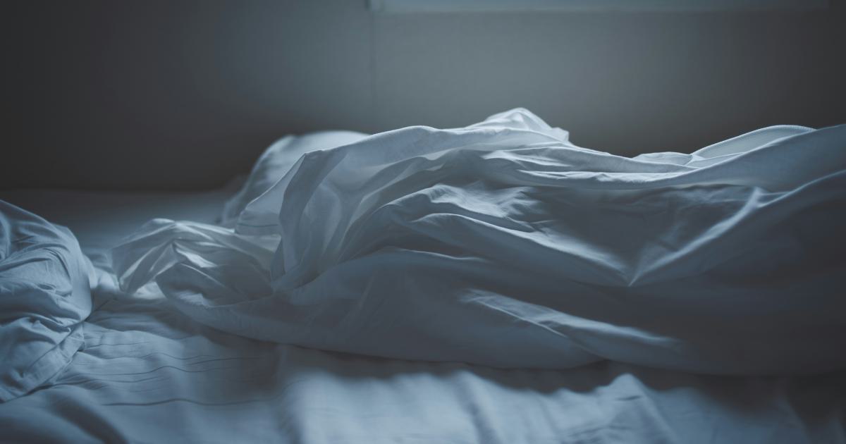 Personne se réveillant reposée dans son lit
