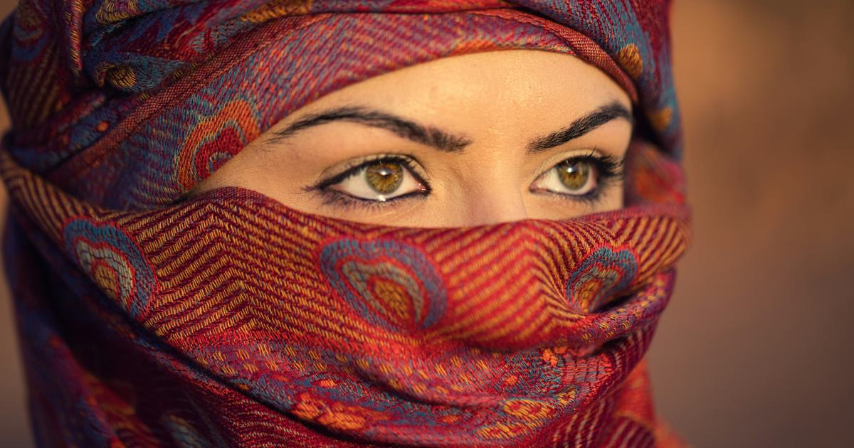 Femme se frottant les yeux avec irritation