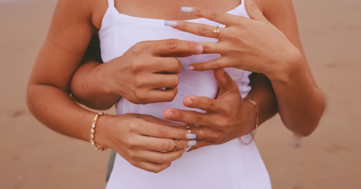 Femme se grattant le bras avec une éruption cutanée