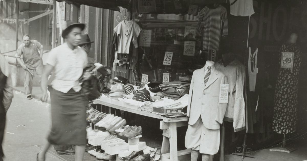 Femme essayant un matelas en magasin