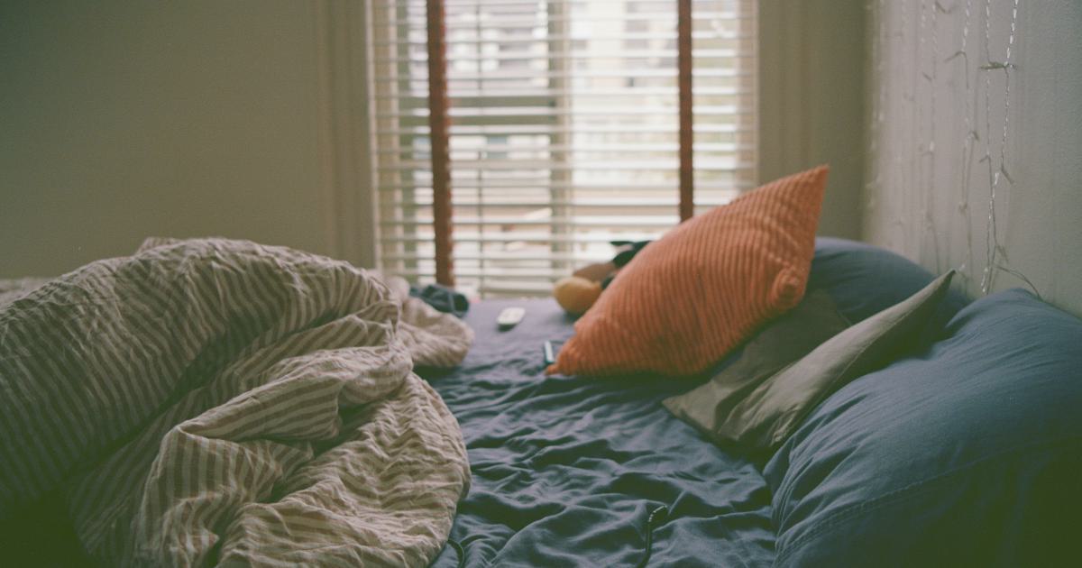 Couple dormant sur un lit douillet