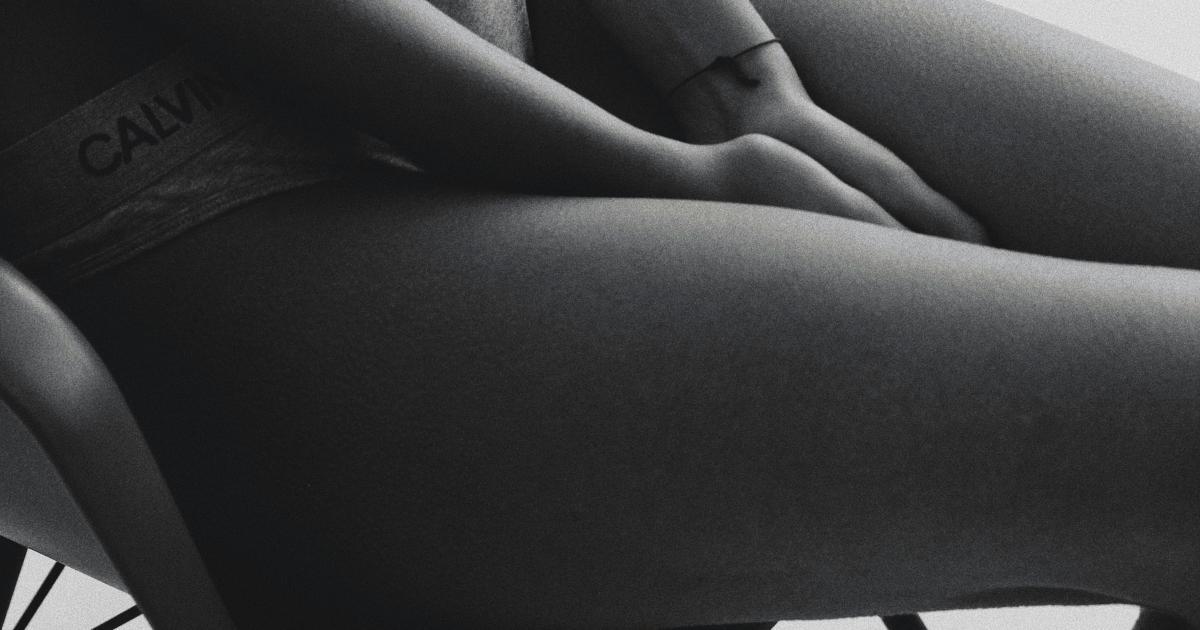 Femme assise sur un matelas futon mince