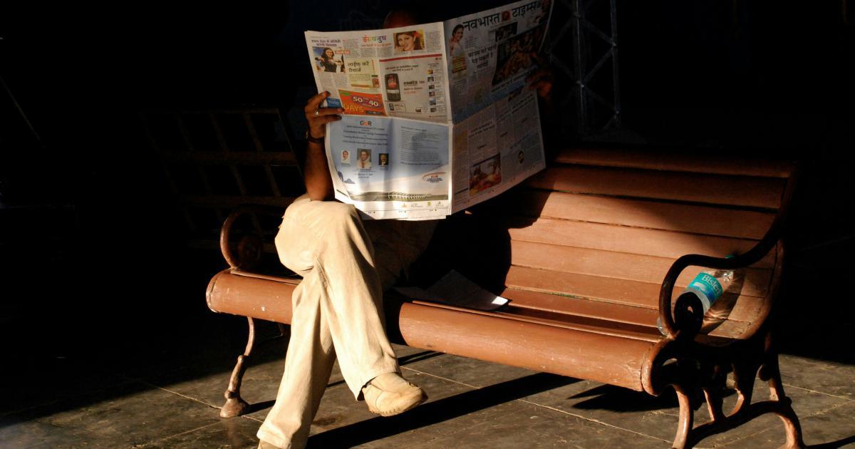 Homme assis sur un matelas futon épais
