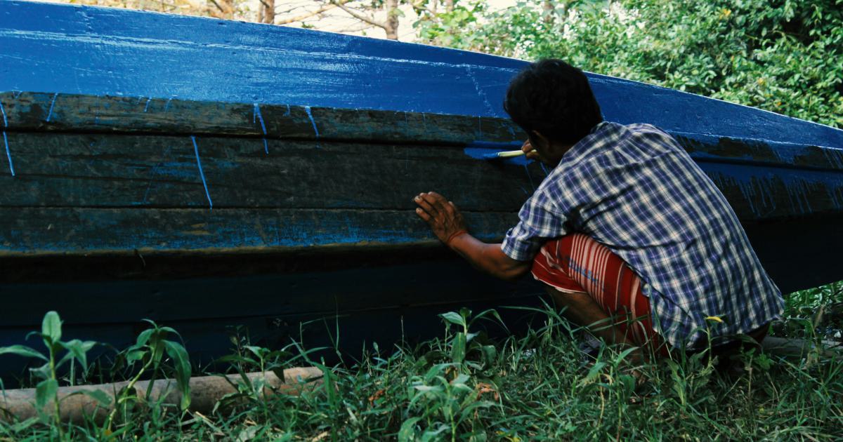 Homme transportant un matelas futon épais