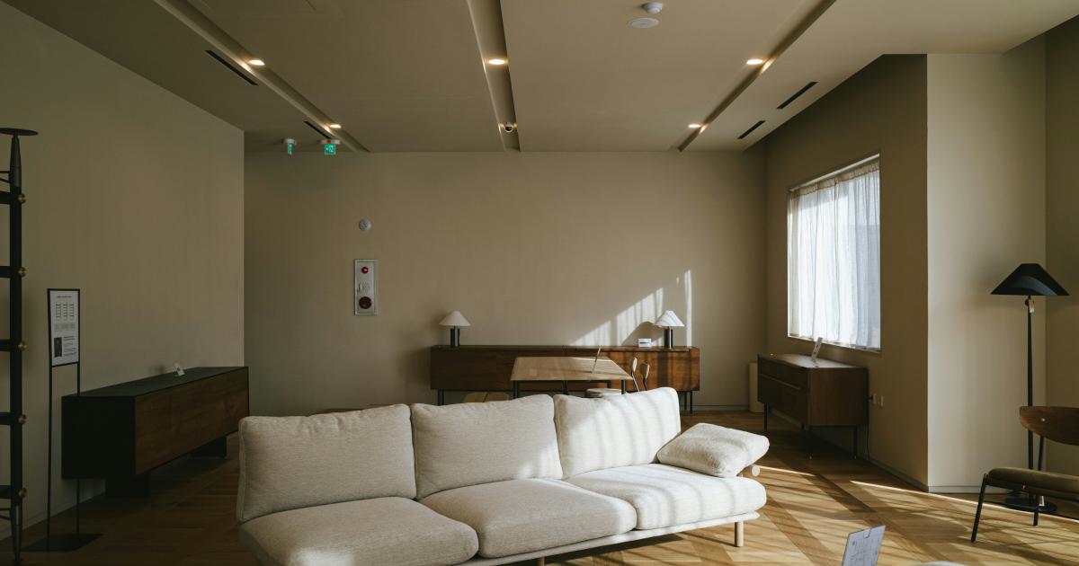 Intérieur avec futon moderne occidental