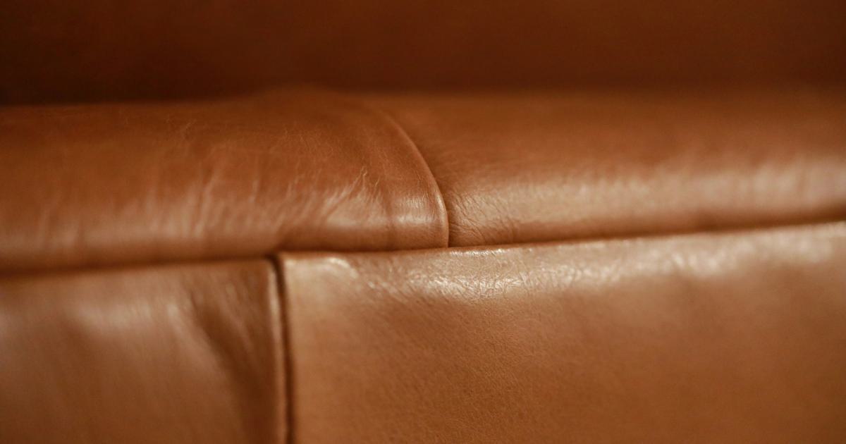Homme assis sur un futon moderne occidental