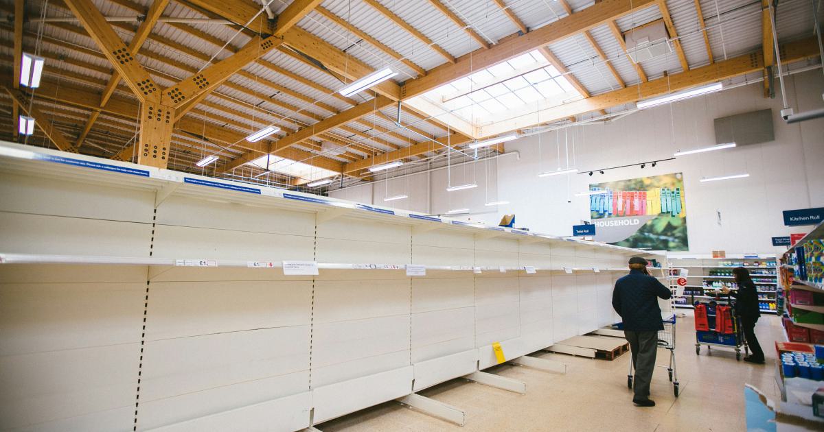 Étagère de futons en mousse dans un magasin