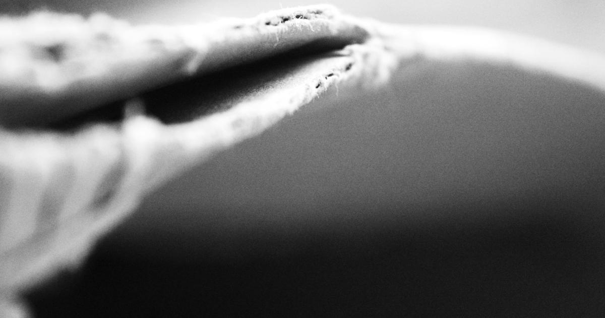 Femme testant la fermeté d'un matelas