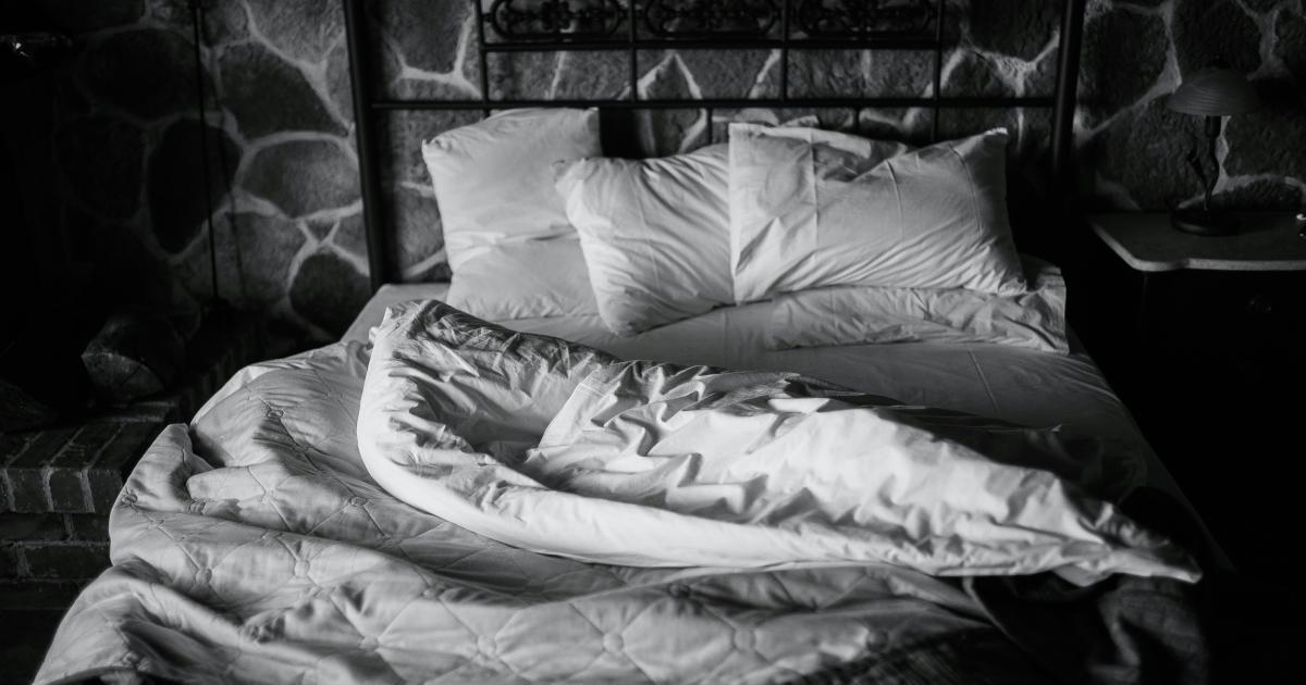 Personne dormant paisiblement sur un matelas à mémoire de forme