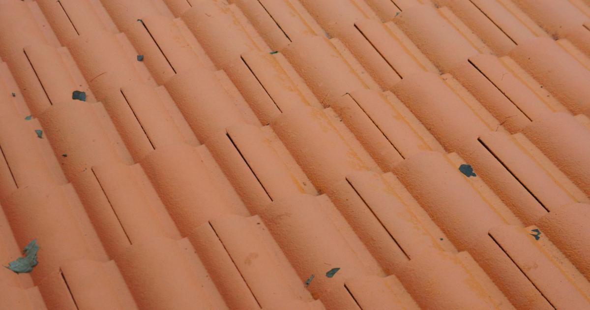 Gros plan sur les commandes d'un matelas réglable