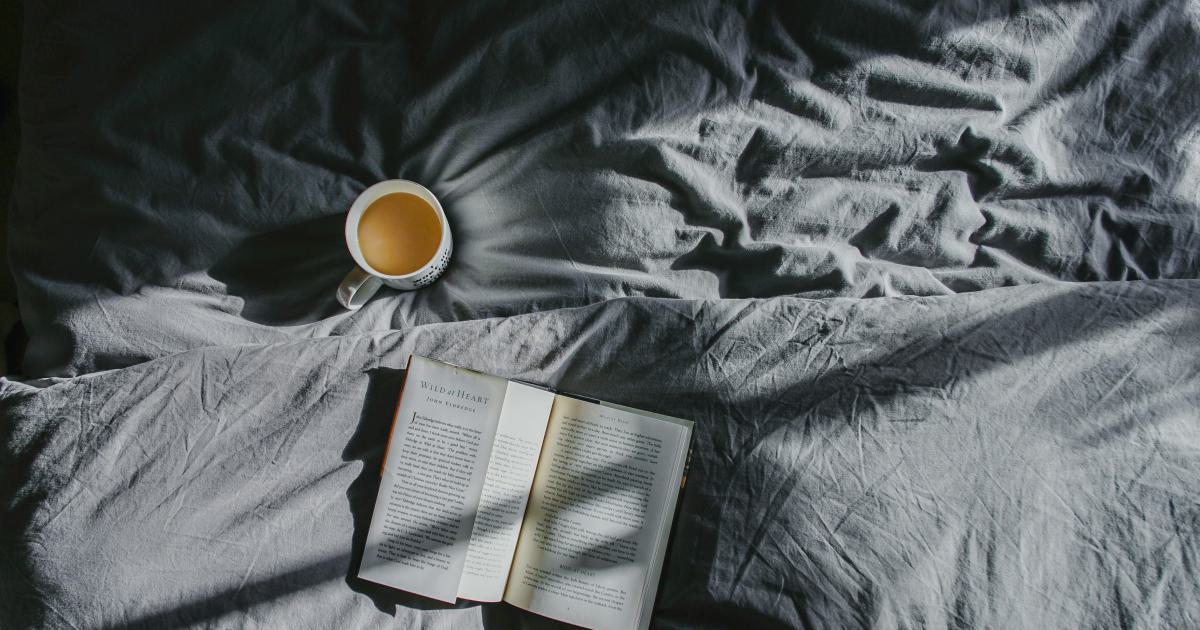 Homme se réveillant d'un sommeil réparateur