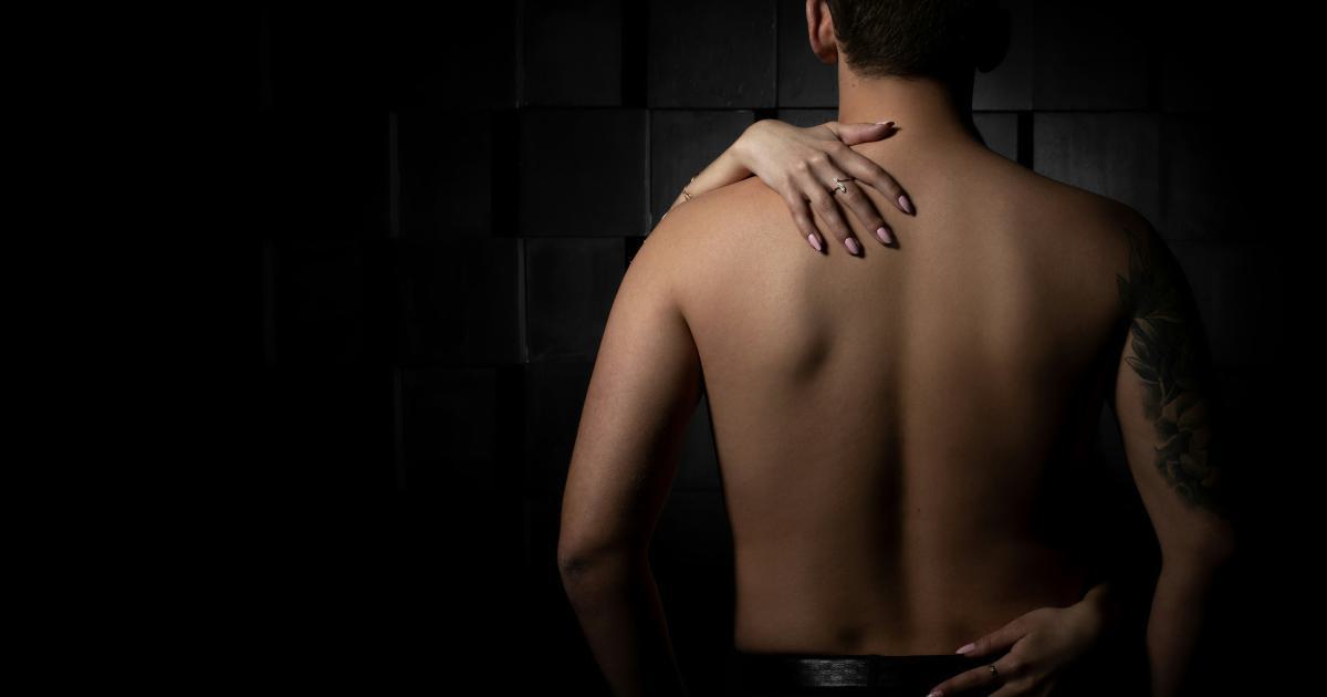 Illustration d'un homme souffrant de douleurs dorsales