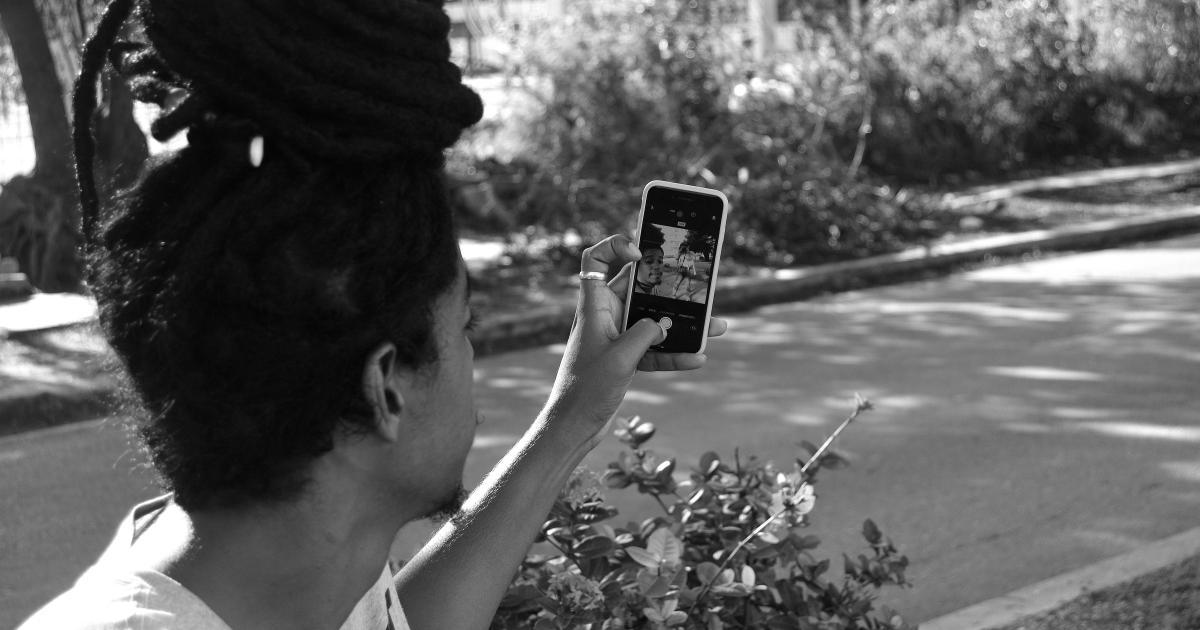 Femme contrôlant son lit depuis son smartphone
