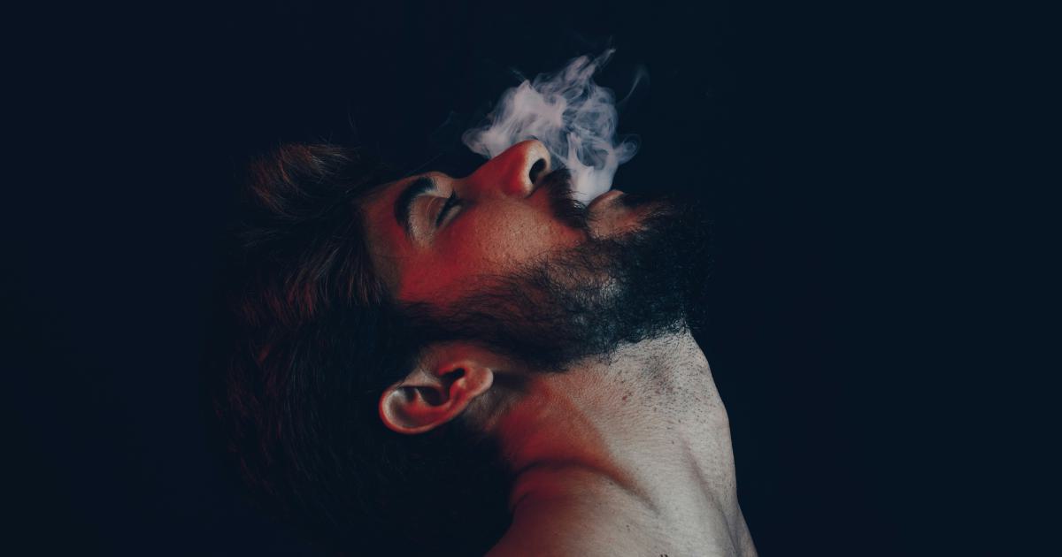 Homme respirant mieux dans son lit