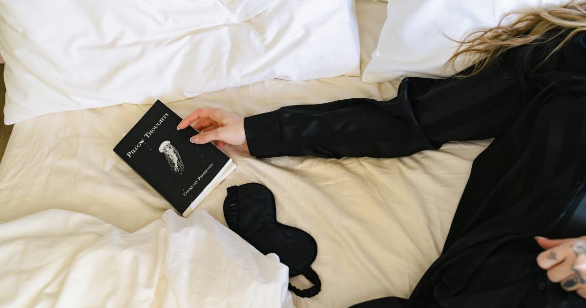 Femme lisant dans un lit réglable