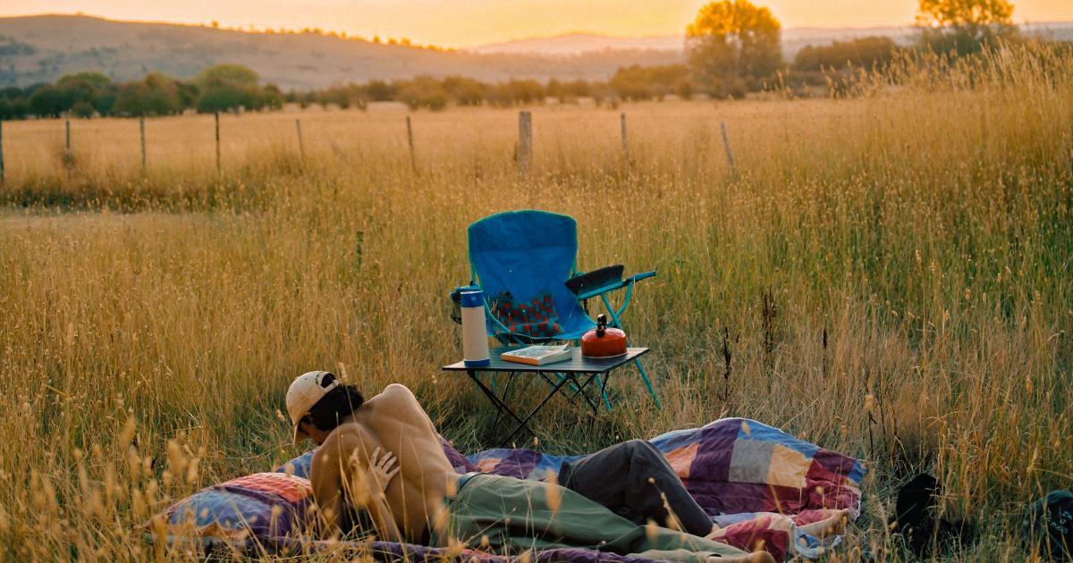 Couple camping dans la nature