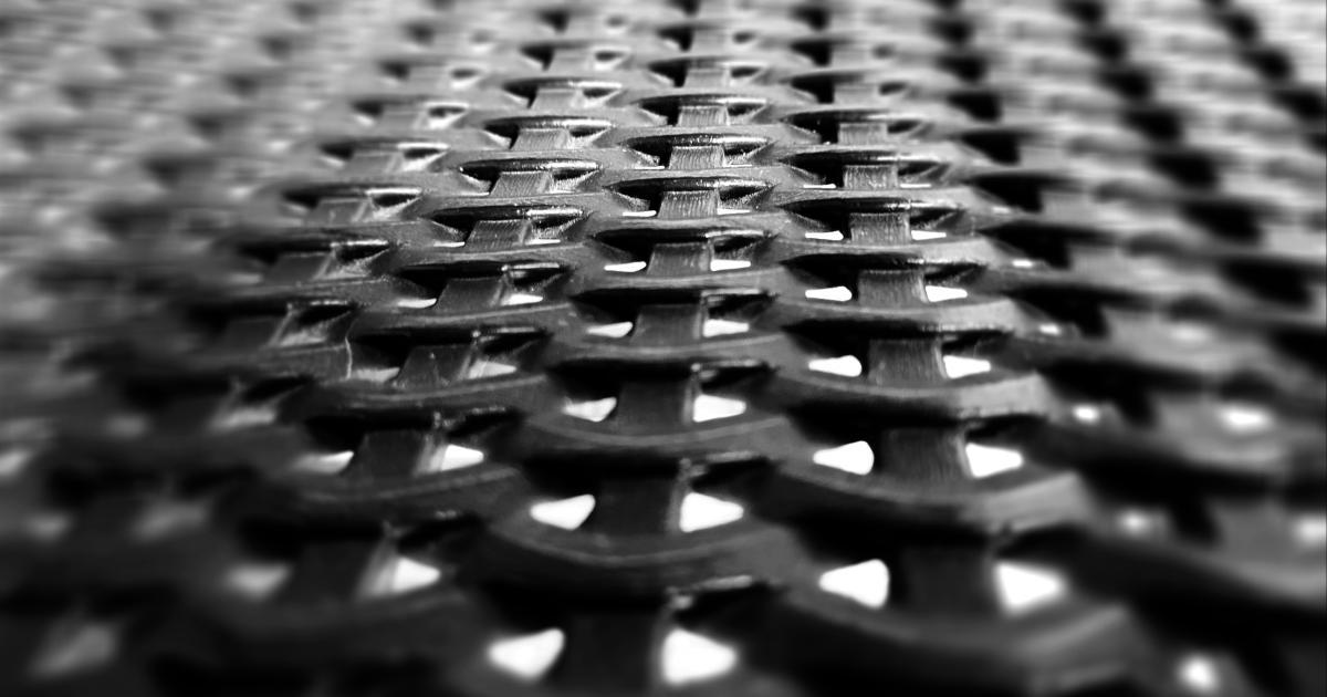 Gros plan sur la valve de gonflage d'un matelas gonflable flottant