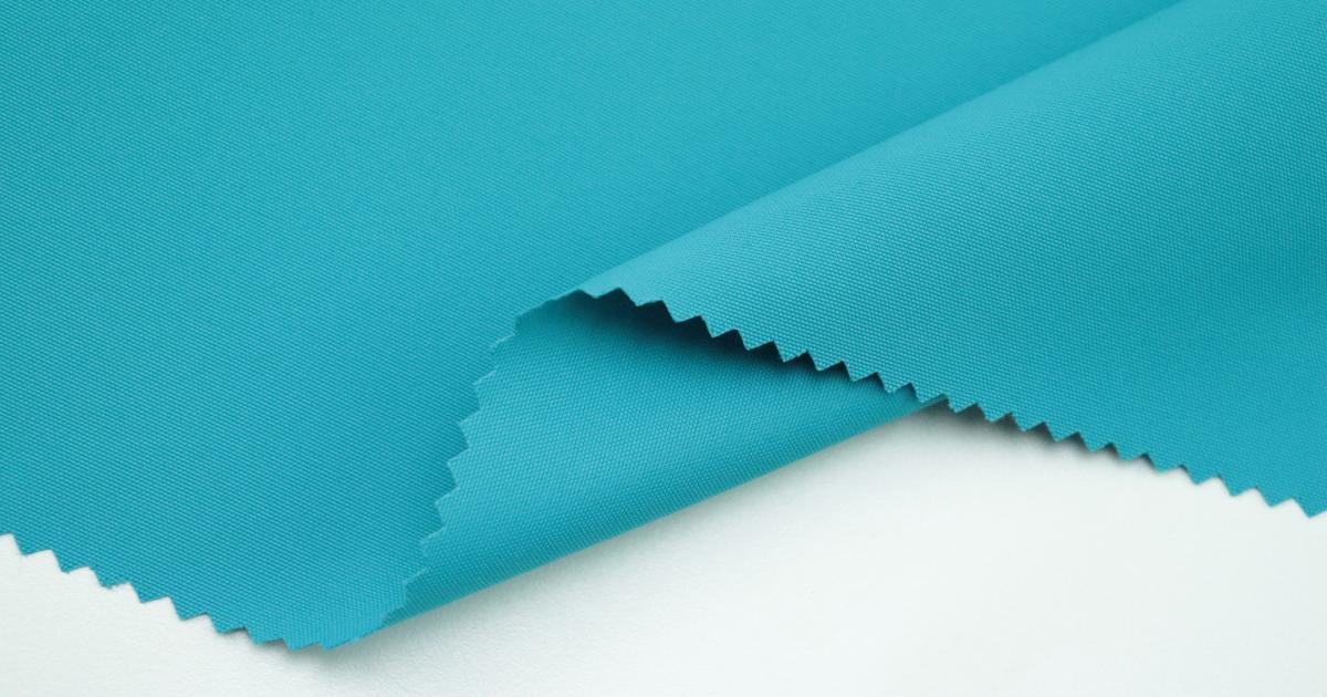 Matelas gonflable plié et rangé dans un sac