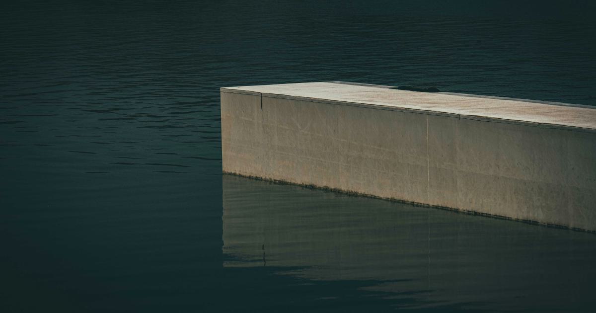 Matelas gonflable flottant sur un lac