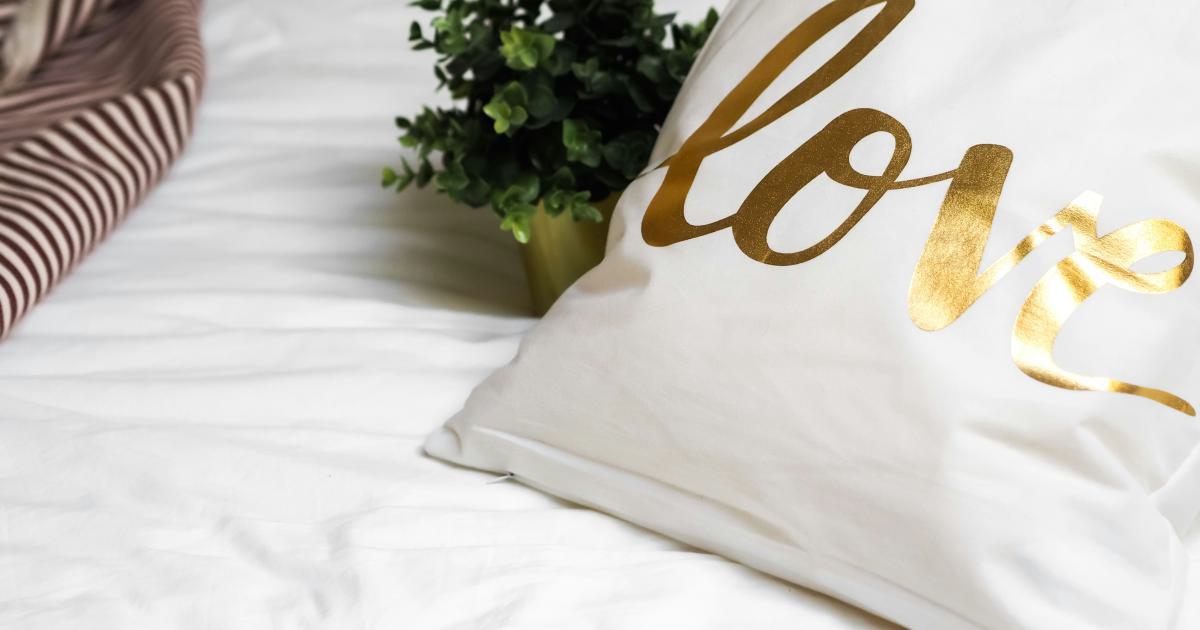Couple heureux dans le lit