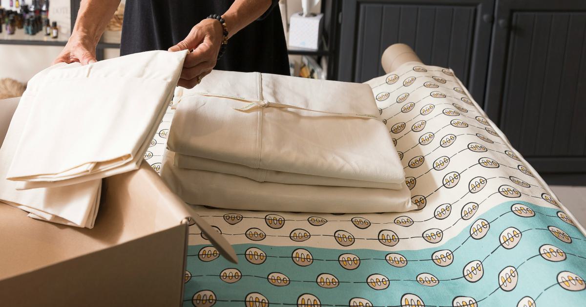 Femme choisissant un matelas dans un magasin