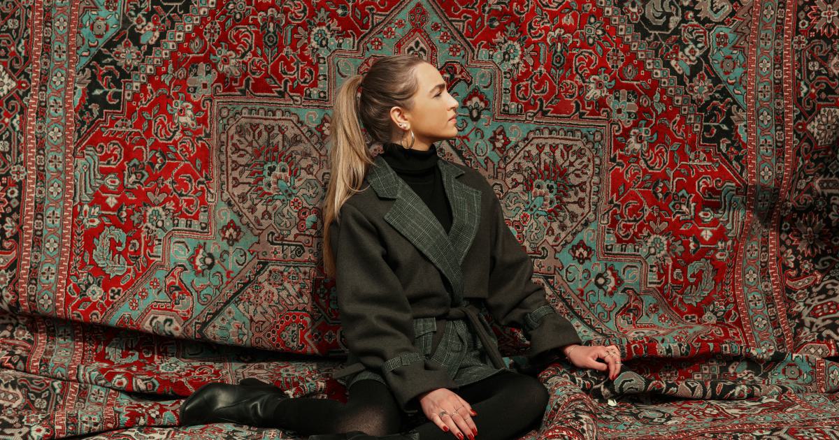 Femme en méditation sur un matelas décoratif
