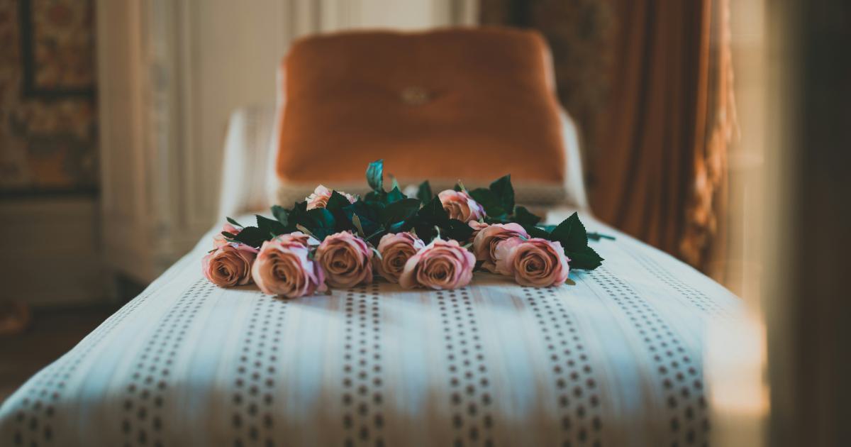Femme se détendant sur un matelas décoratif