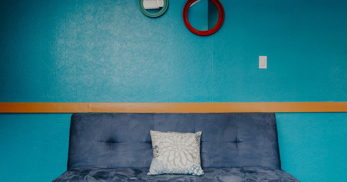 Canapé en velours bleu dans un salon