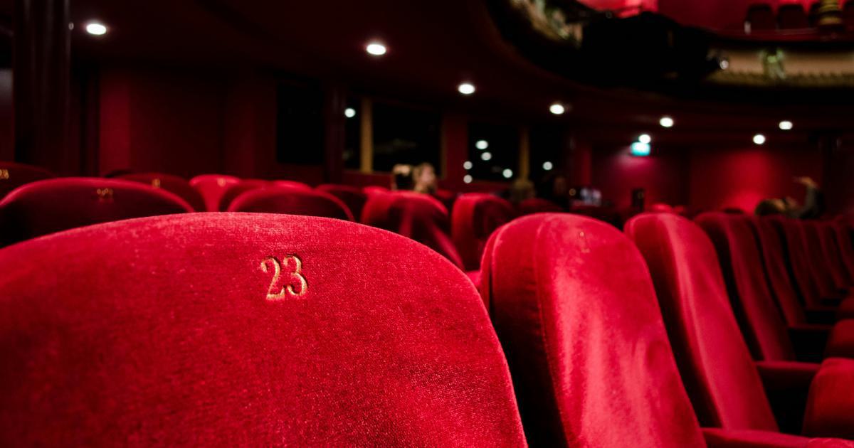Salle à manger avec chaises en velours