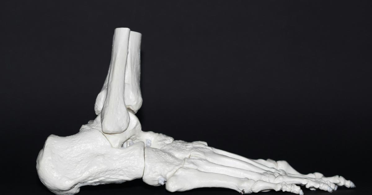 Personne testant un matelas orthopédique