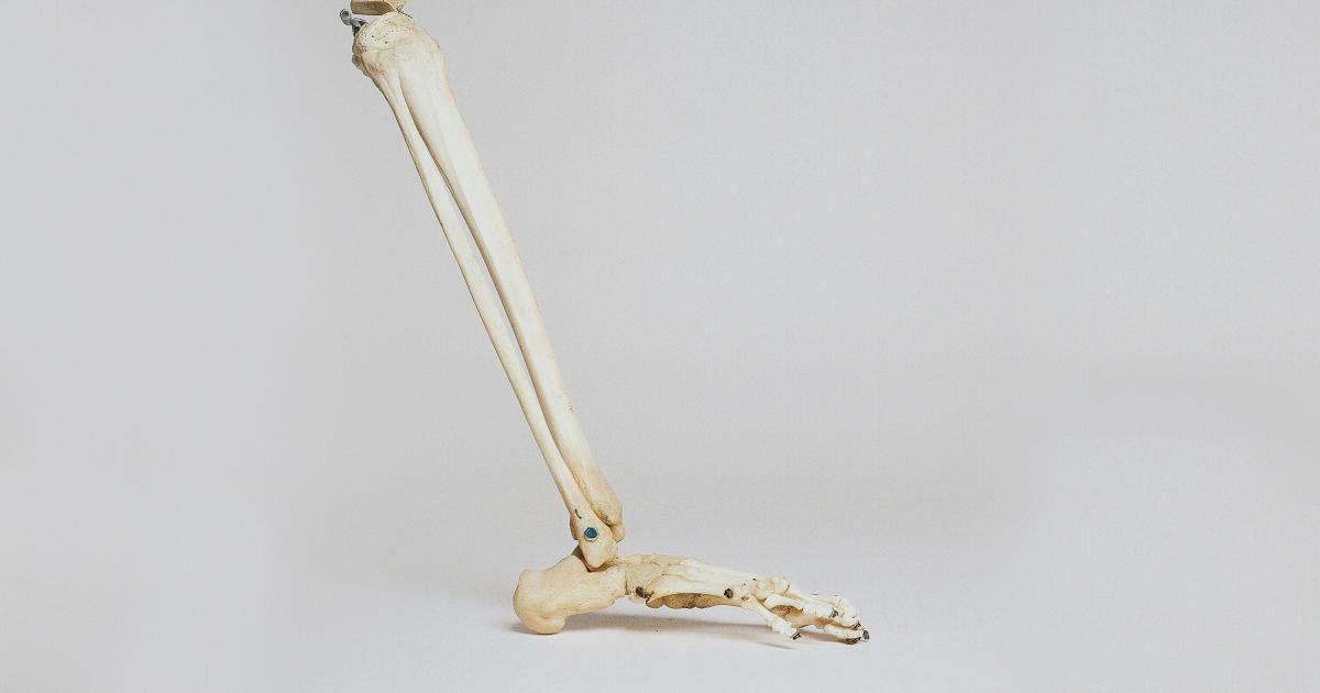 Personne testant un matelas orthopédique dans un magasin
