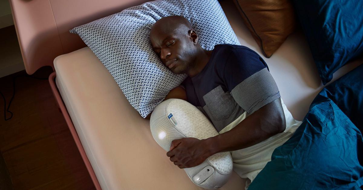 Personne allongée sur un matelas avec garnissage ouate