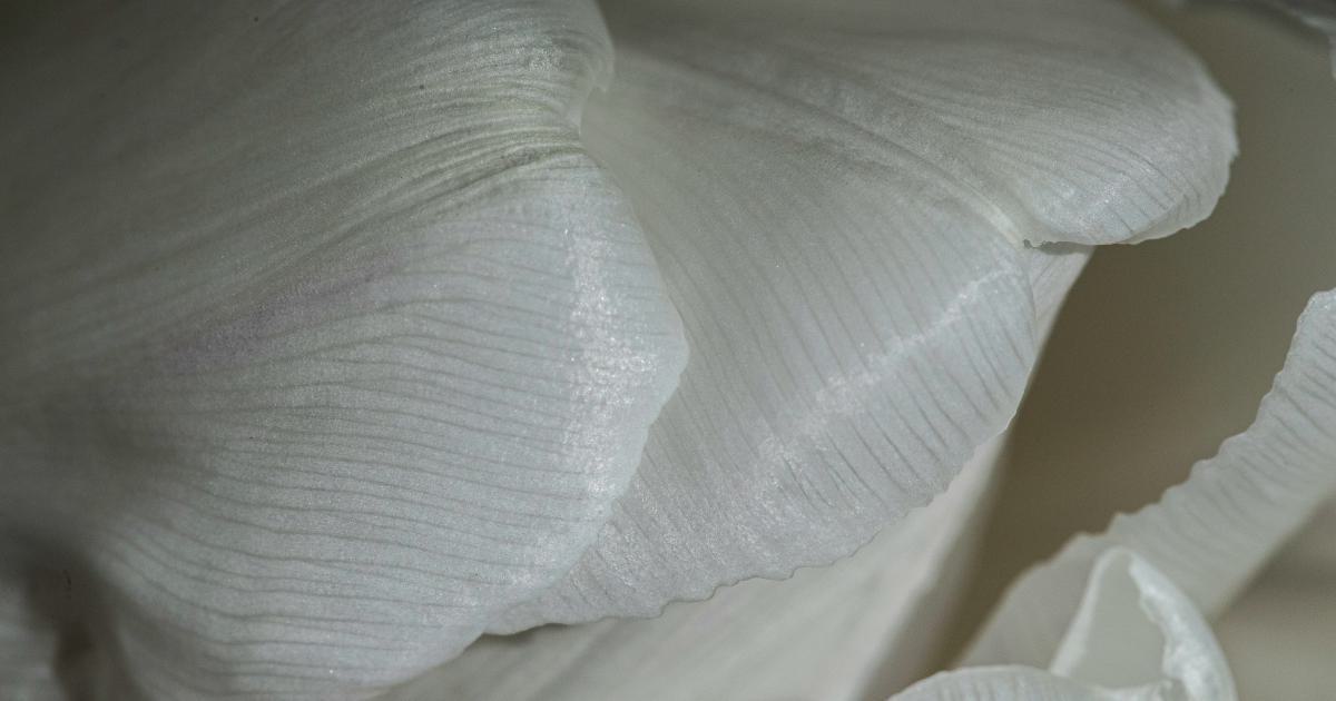 Personne testant plusieurs matelas dans un magasin