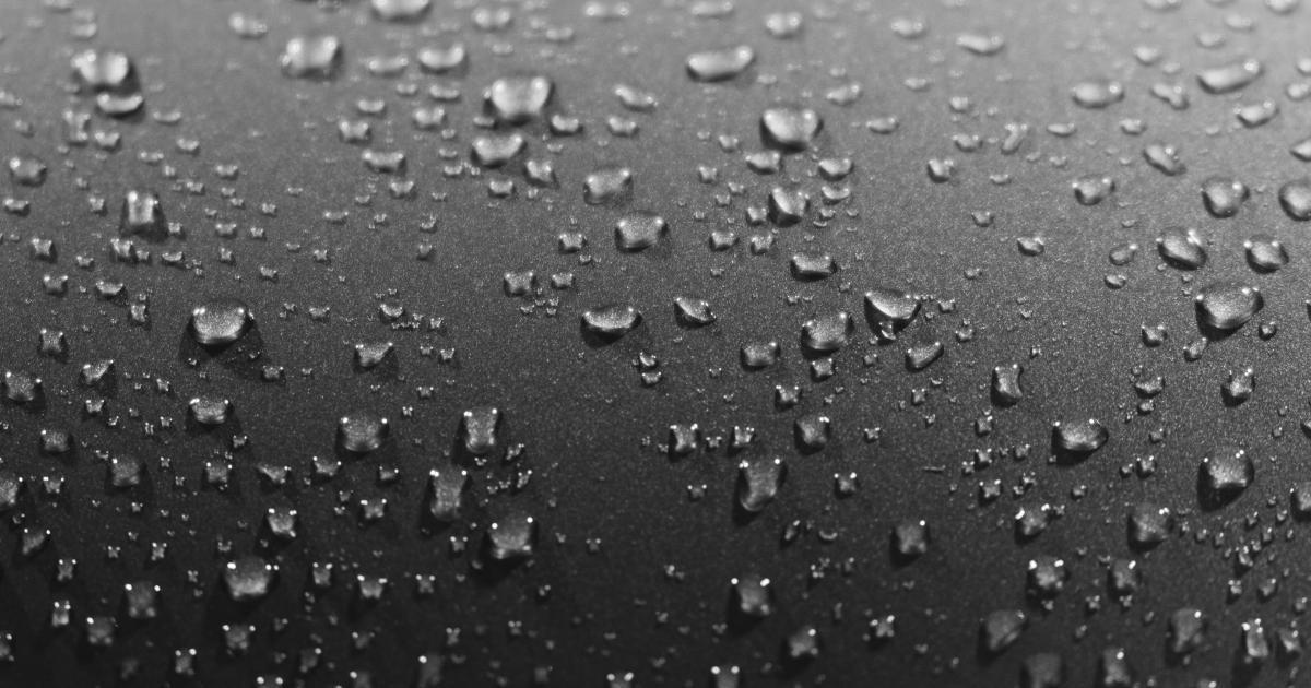 Gouttelettes d'eau sur un tissu